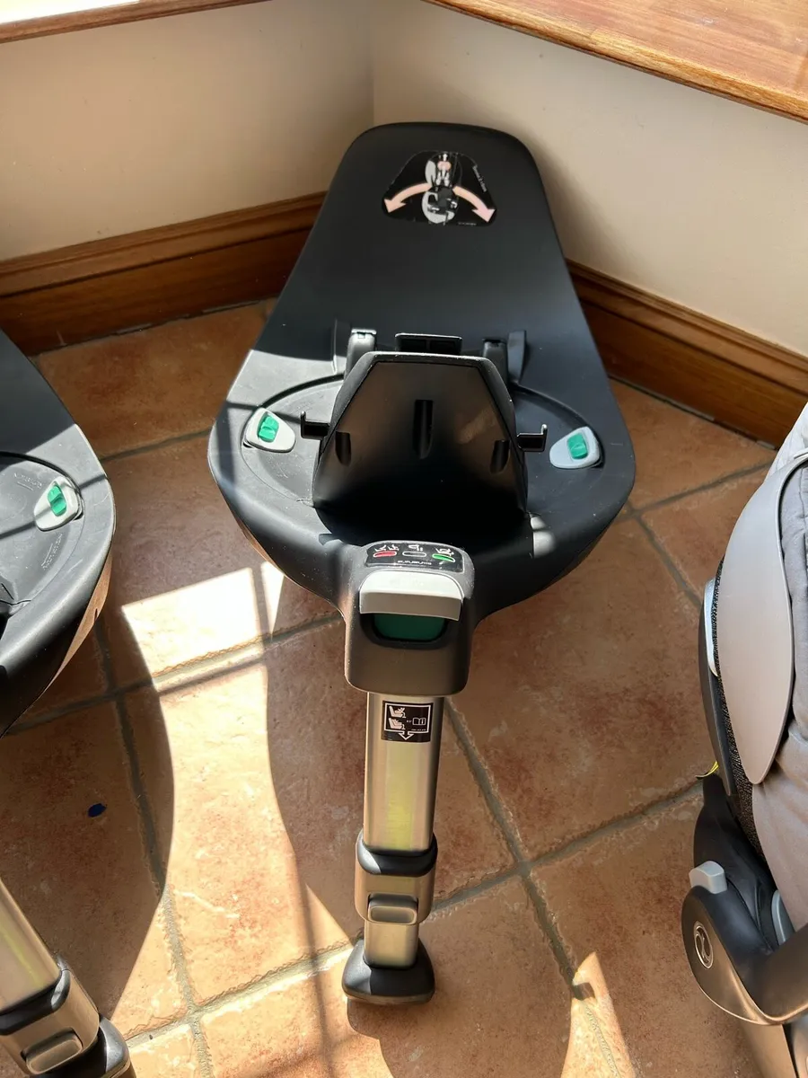 Car seats & adapters - Image 4