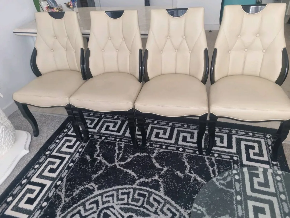 Table and leather chairs - Image 1