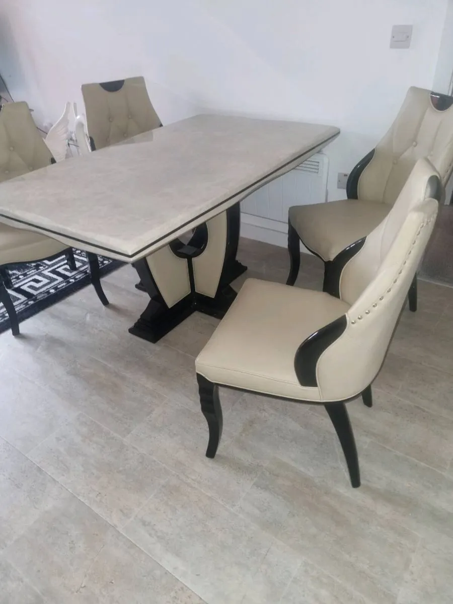 Table and leather chairs - Image 2