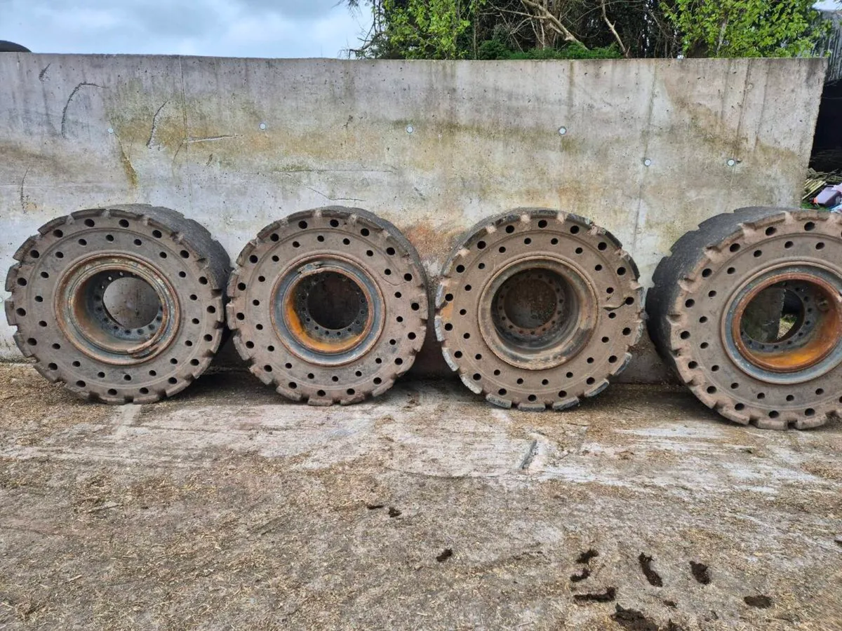 Solid rubber wheels - Image 1