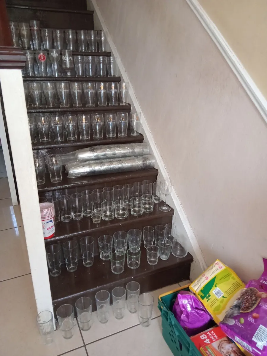 78 GLASSES & 150 NEW PLASTIC PINT GLASSES - Image 1