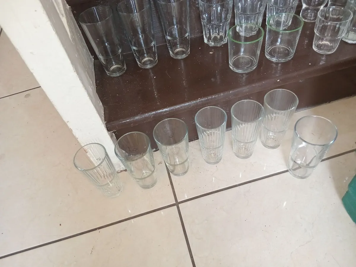 78 GLASSES & 150 NEW PLASTIC PINT GLASSES - Image 2