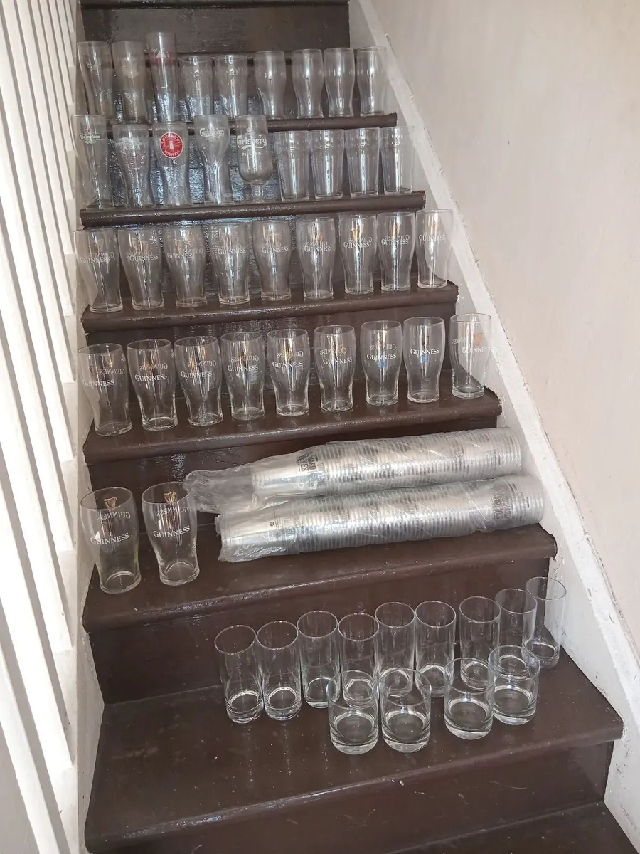 78 GLASSES & 150 NEW PLASTIC PINT GLASSES - Image 4