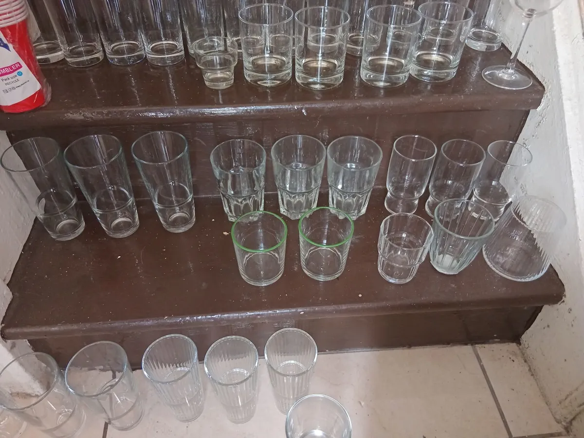 78 GLASSES & 150 NEW PLASTIC PINT GLASSES - Image 3