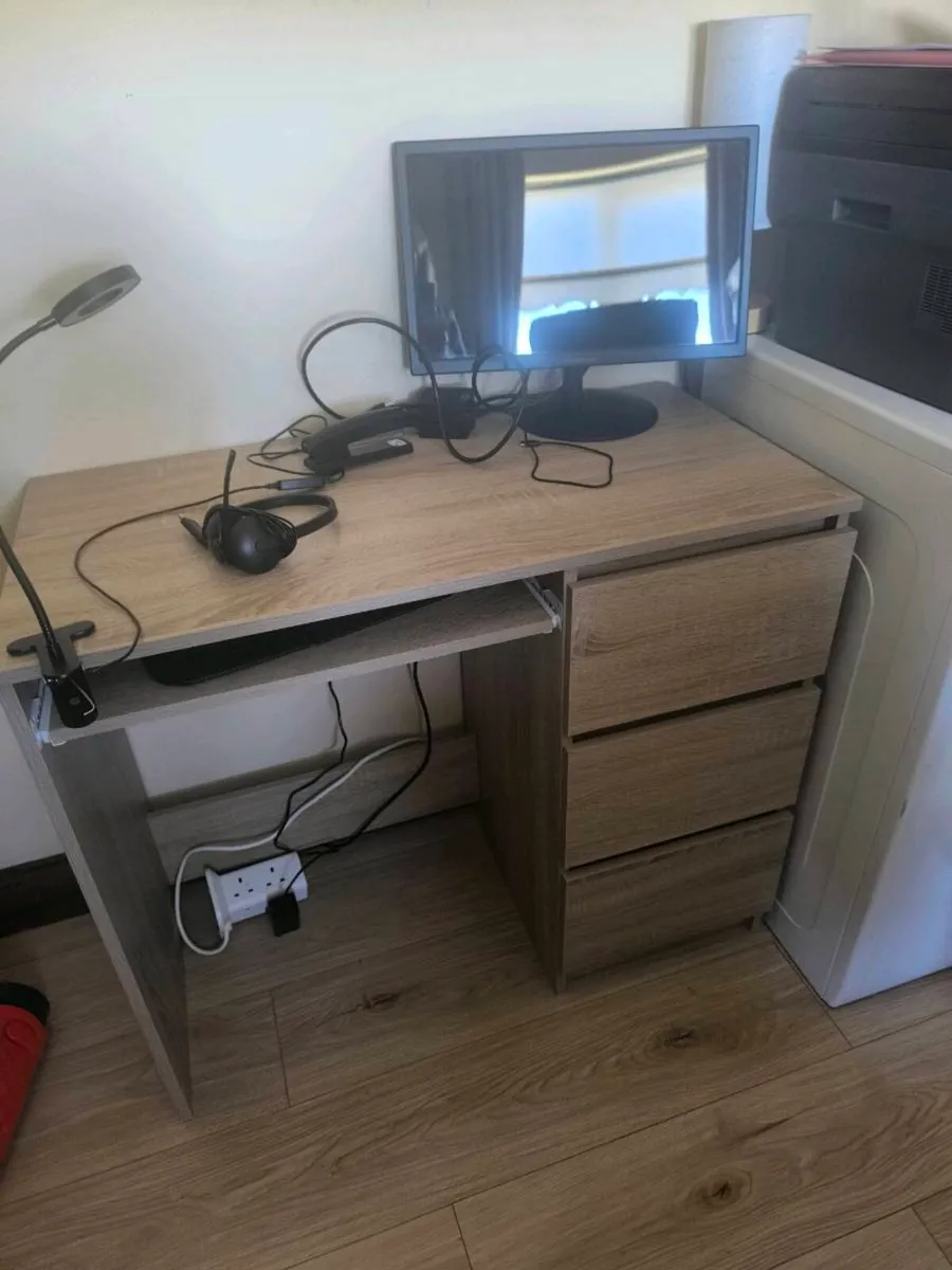 Computer desk - Image 2