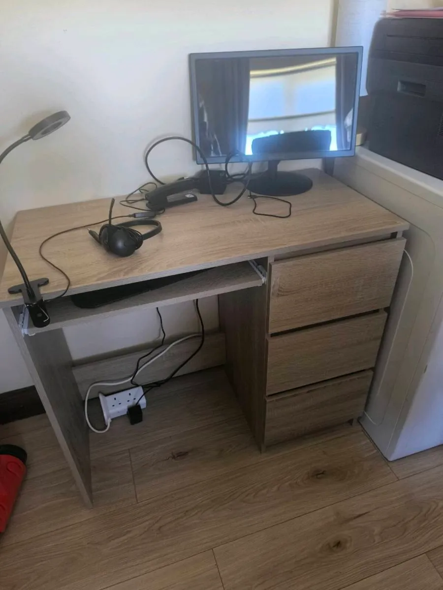 Computer desk - Image 1