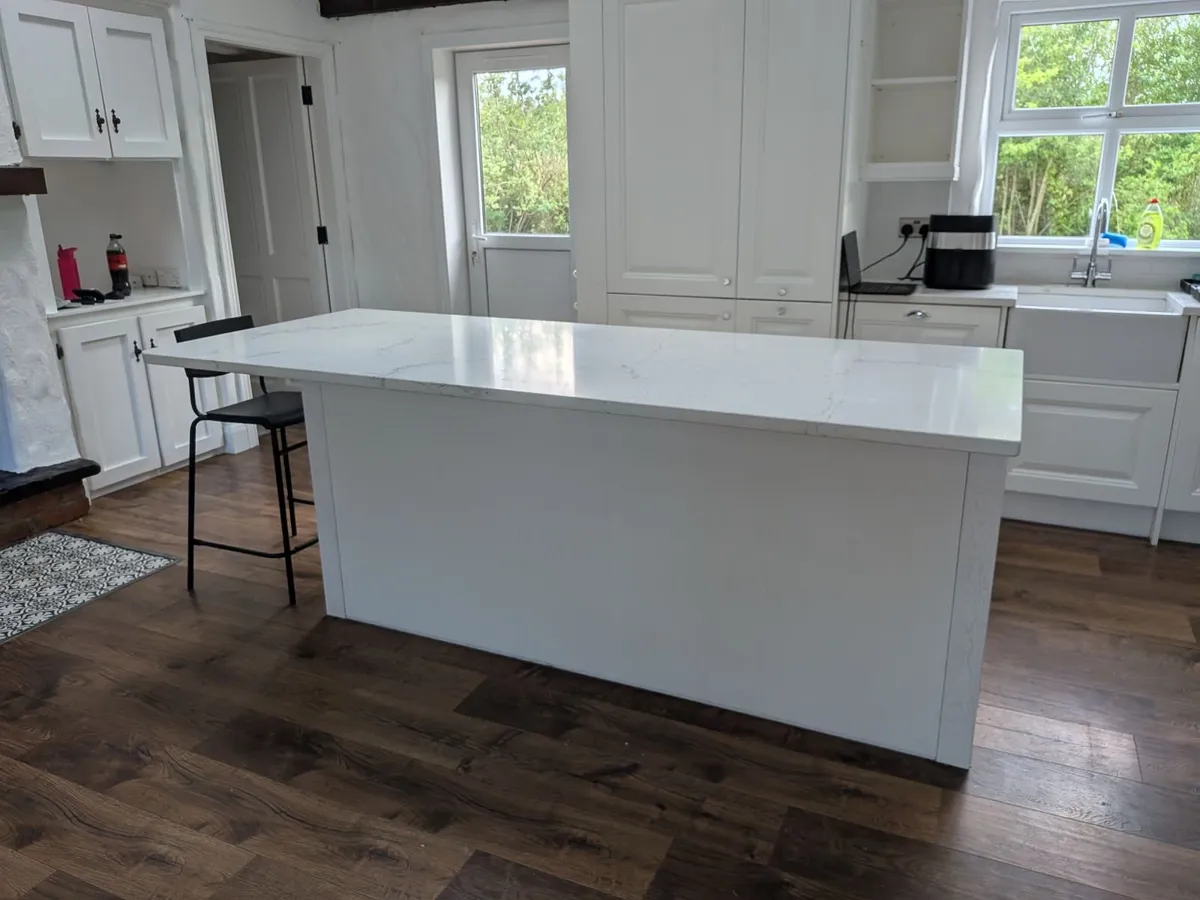 Kitchen island solid quartz top - Image 1