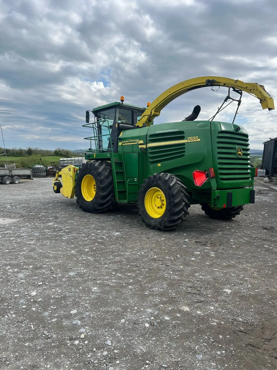 John Deere 7500 Harvester - Image 1