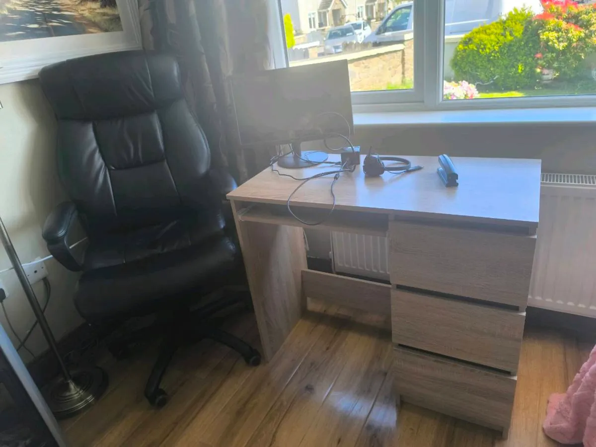 Computer chair and desk - Image 1