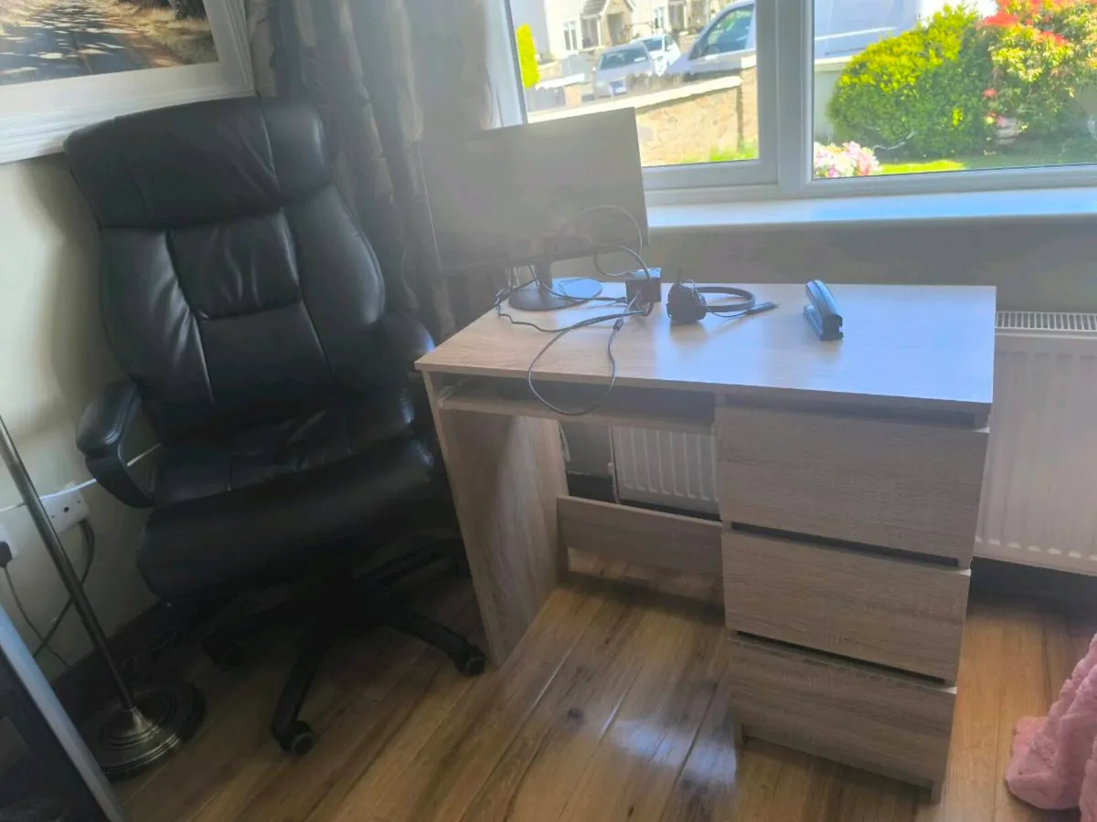 Computer chair and desk - Image 2