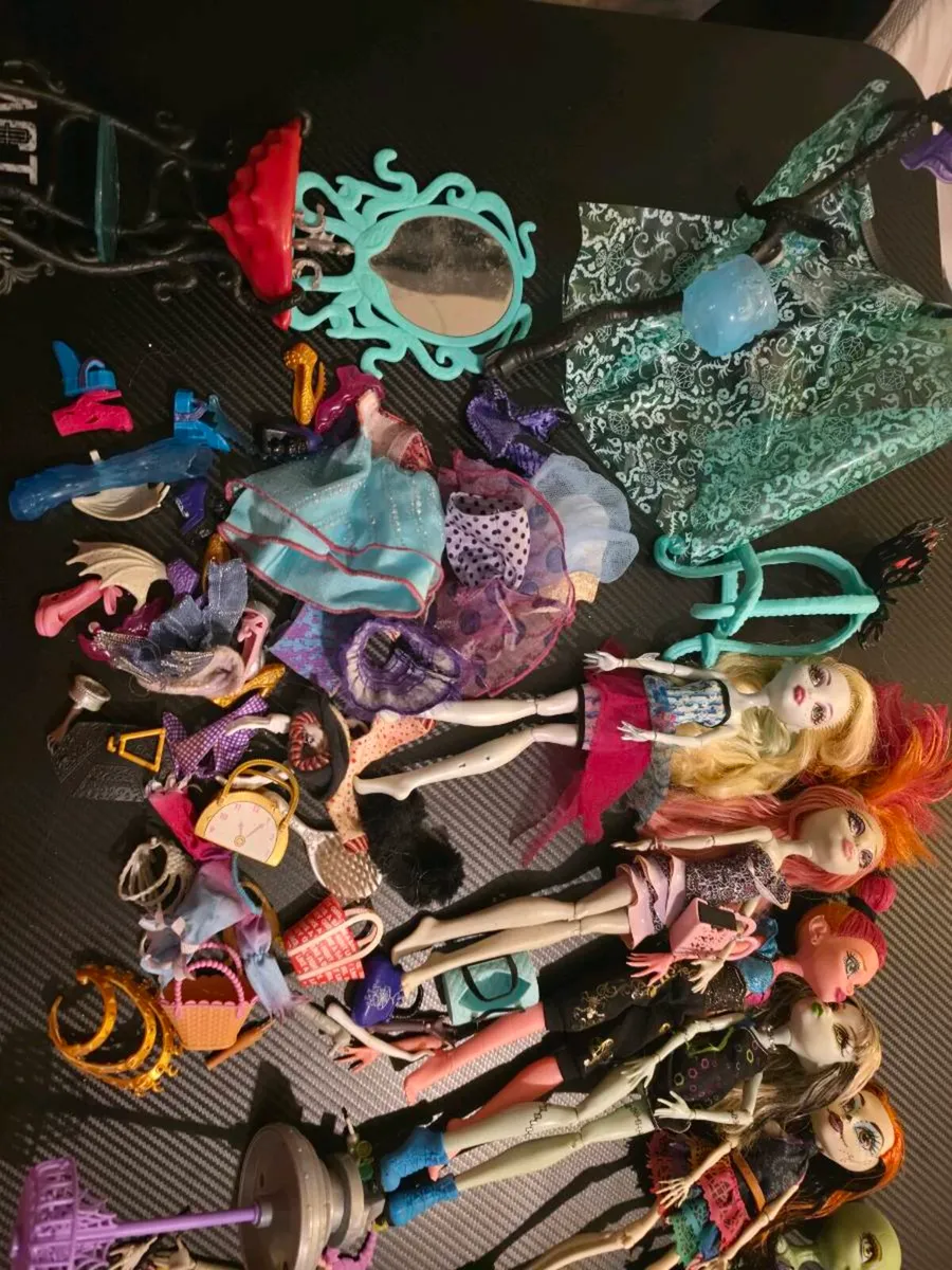 Monster high dolls and accessories - Image 3