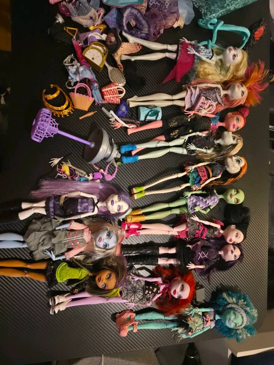 Monster high dolls and accessories - Image 1