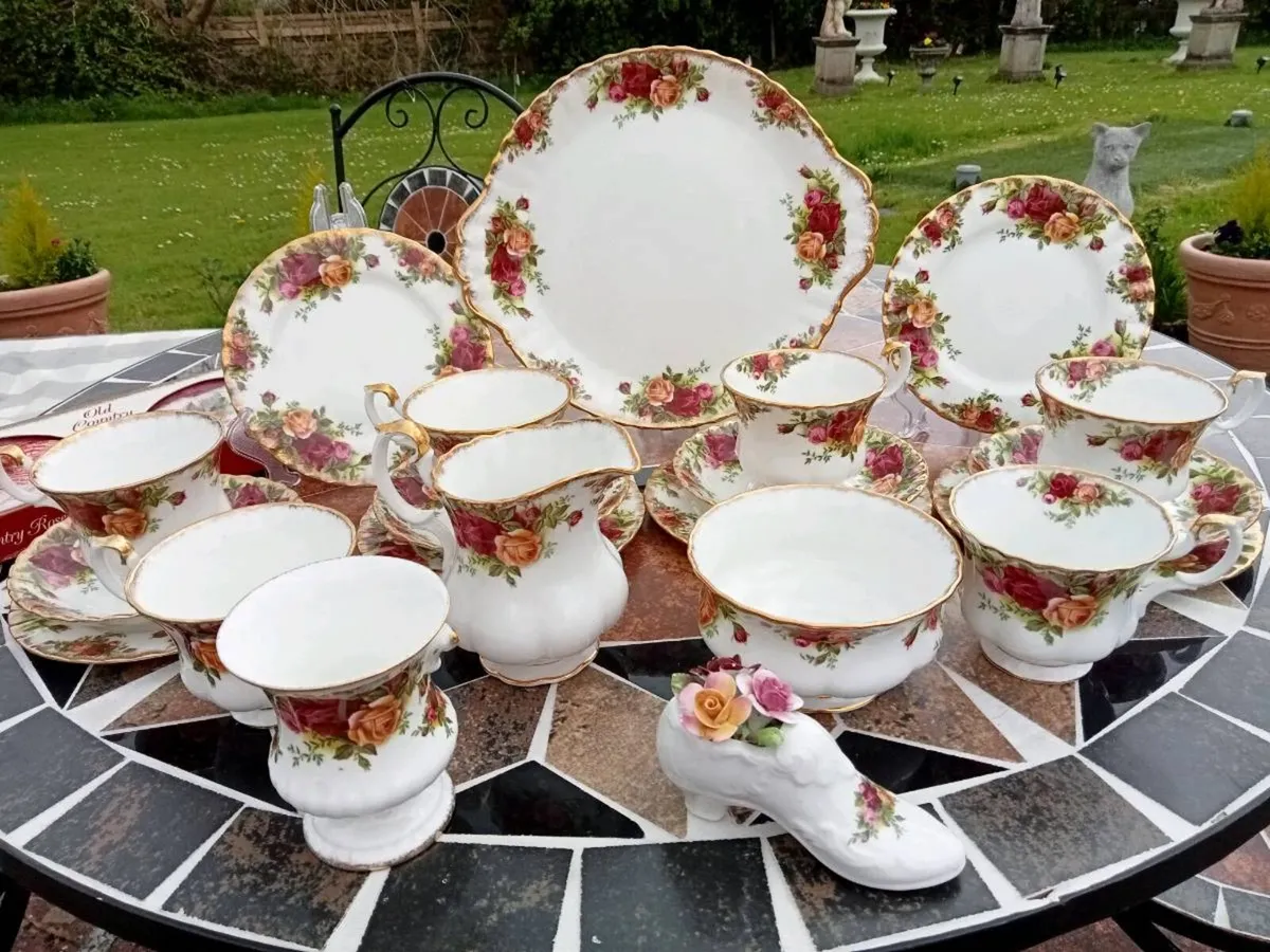 Royal Albert old country roses 25 piece teaset - Image 1