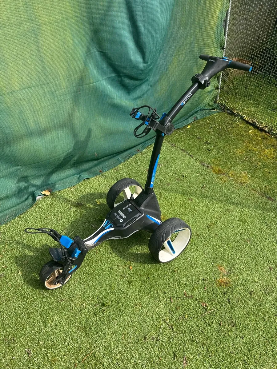 M5 Connect Motocaddy electric Golf Trolley - Image 1