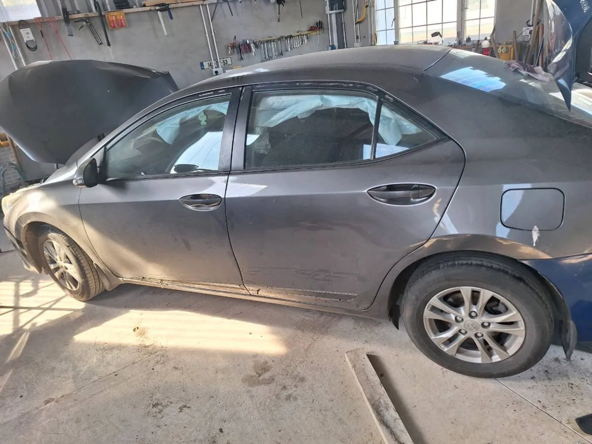 2015 Toyota corolla for breaking - Image 3