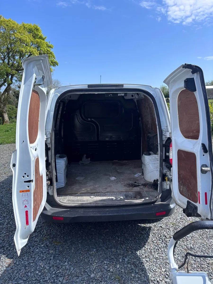 192 Ford Courier van - Image 4