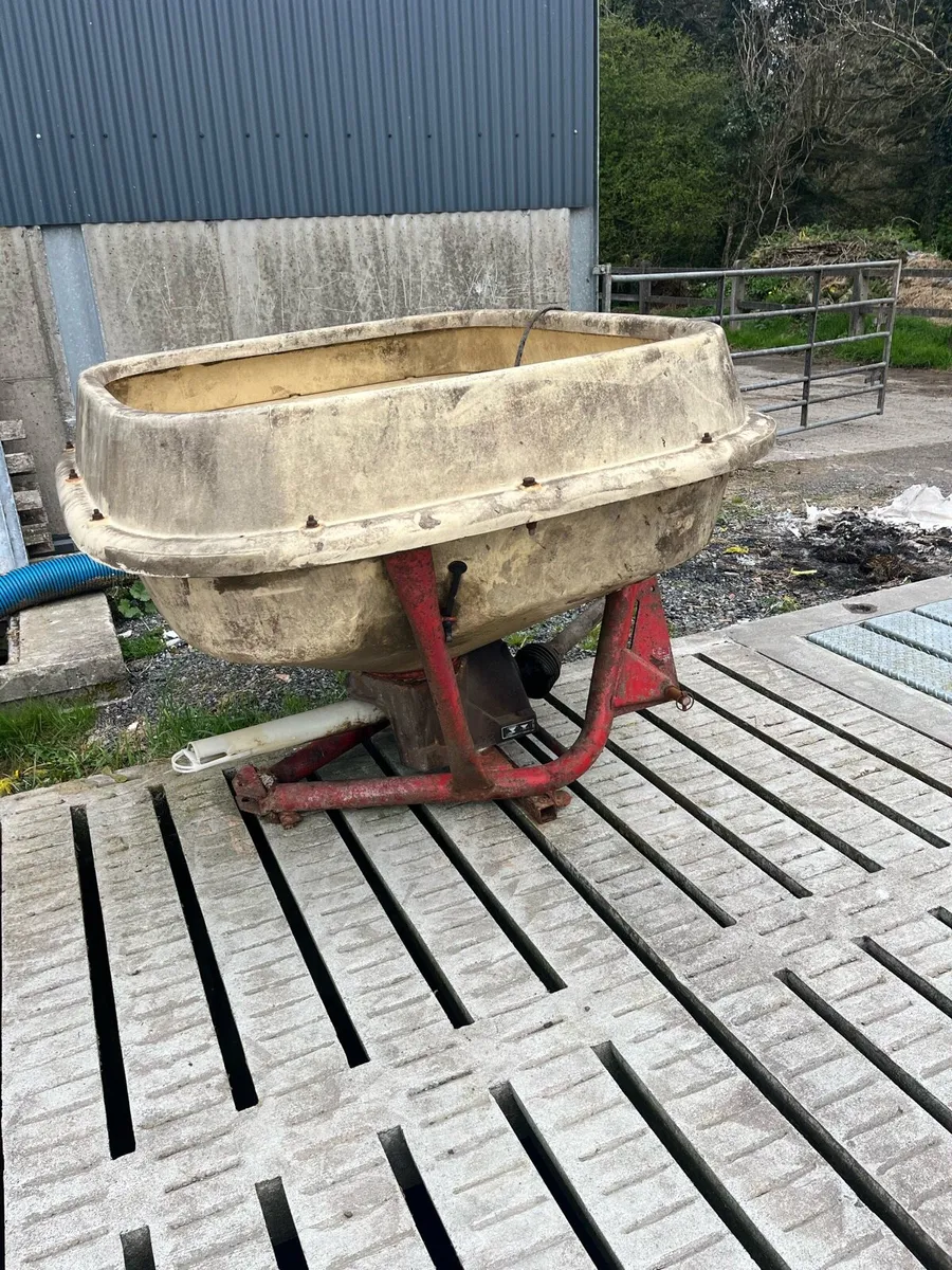 Vicon fertiliser spreader - Image 2