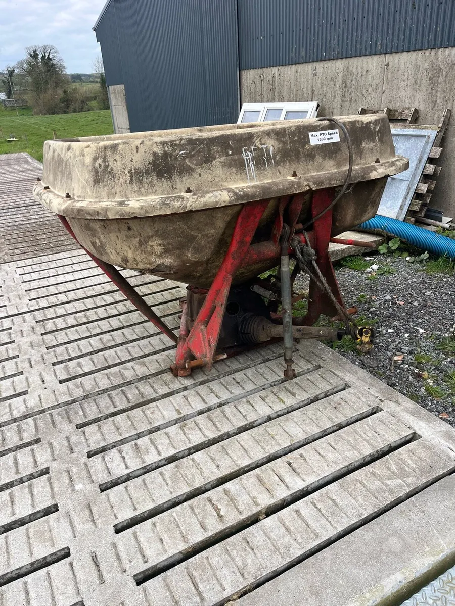 Vicon fertiliser spreader - Image 3