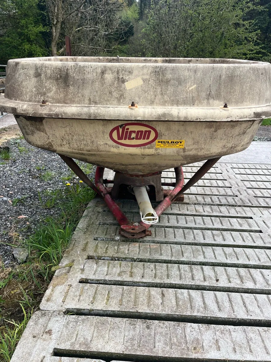Vicon fertiliser spreader - Image 1