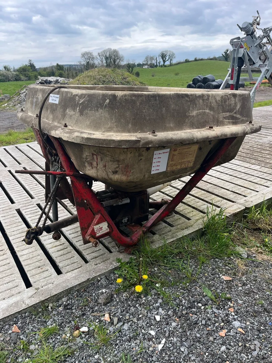 Vicon fertiliser spreader - Image 4