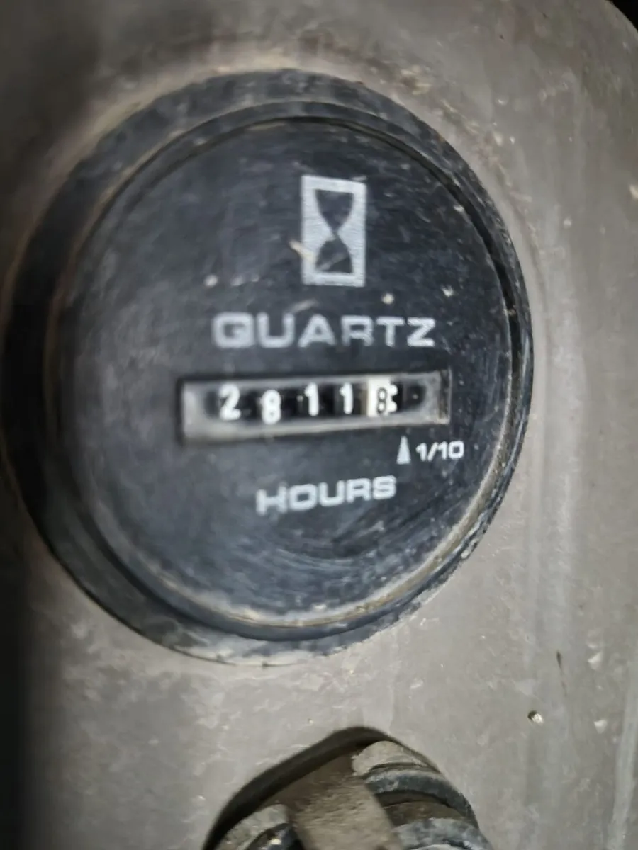 Case CX 40 B zero tail digger - Image 3