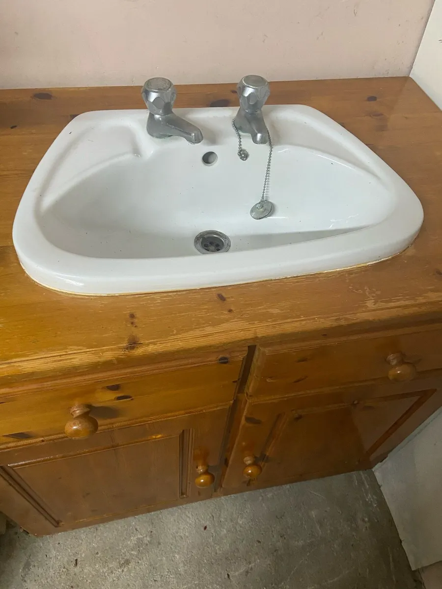 Pine unit with sink and taps - Image 1