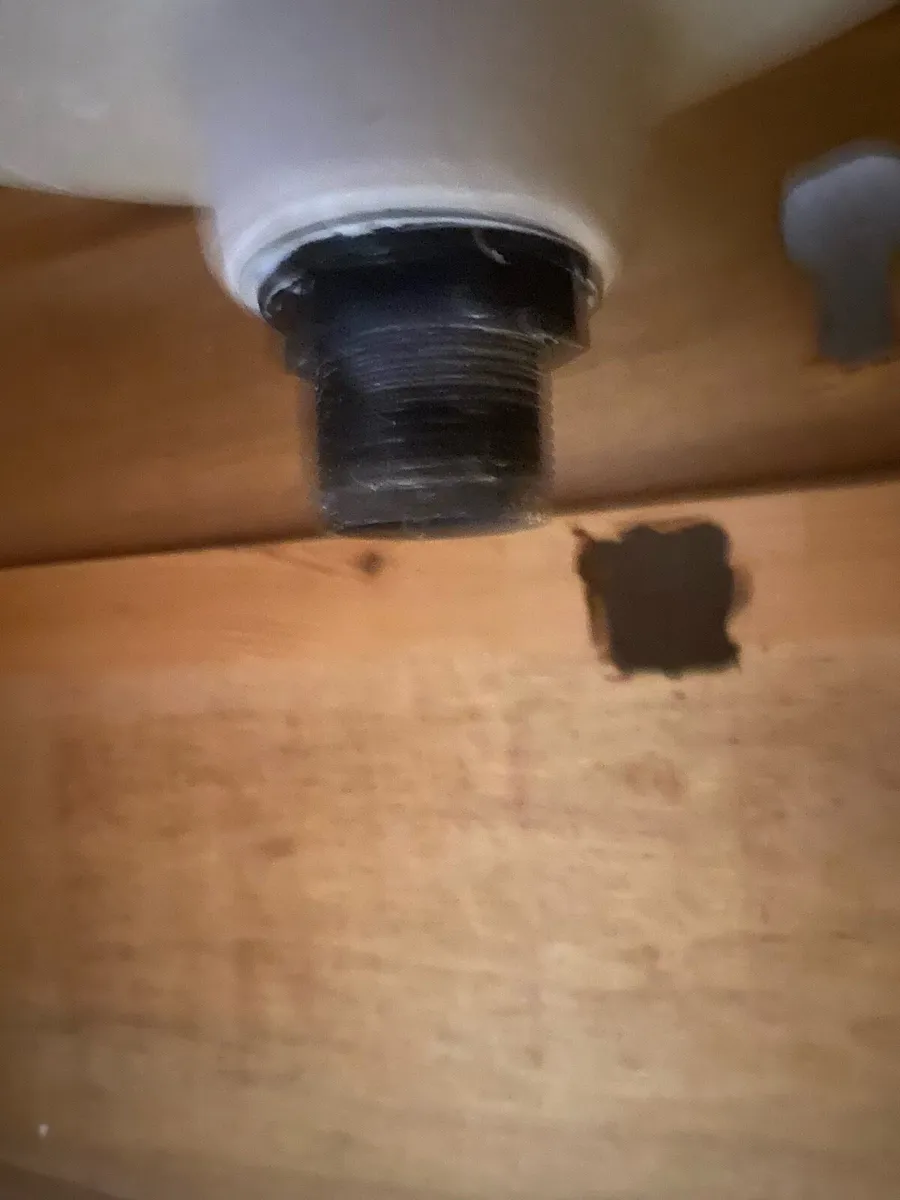 Pine unit with sink and taps - Image 4