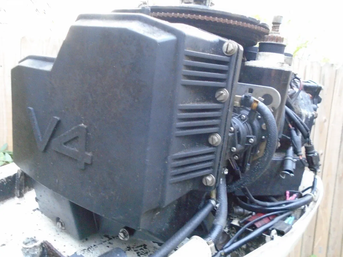 Evinrude V4 140 outboard.  2 stroke. Speedboat eng - Image 3