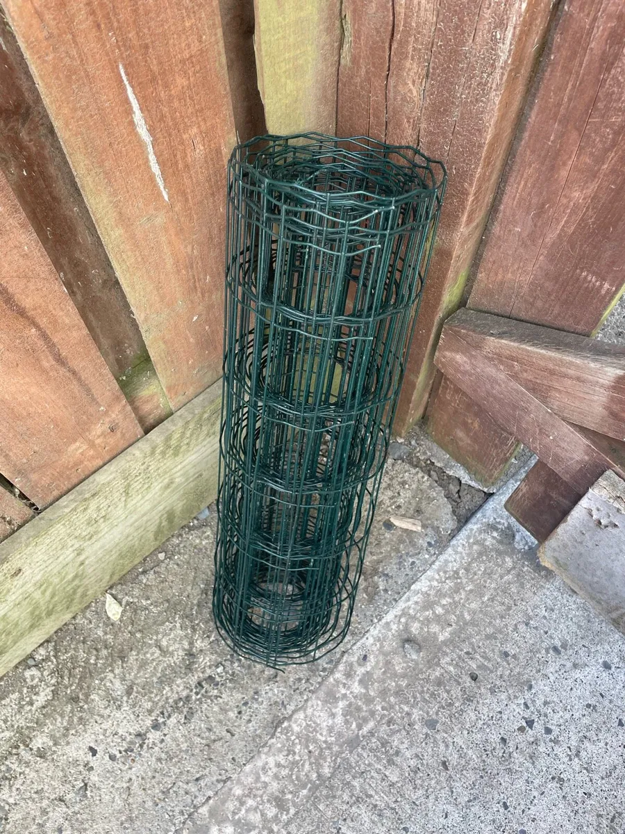 Free welded wire mesh fencing roll