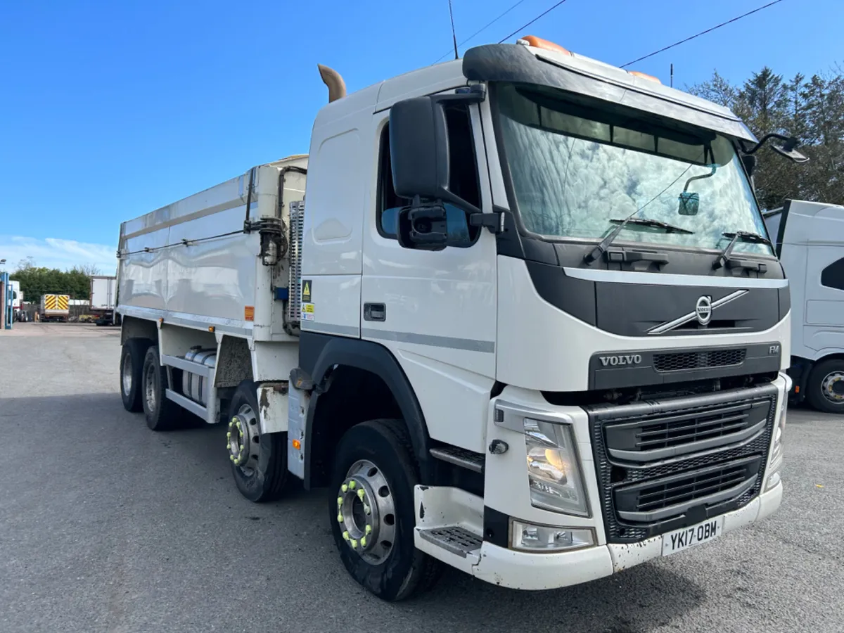 2017 Volvo fm410 8x4 tar spec tipper - Image 3