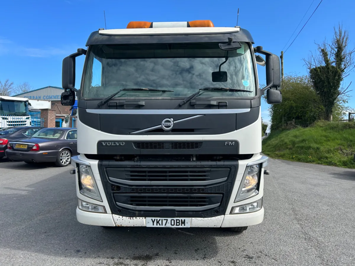 2017 Volvo fm410 8x4 tar spec tipper - Image 2