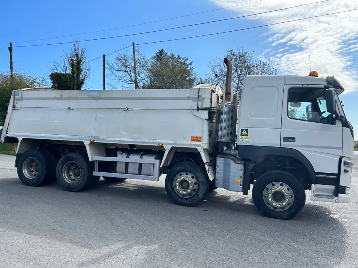 2017 Volvo fm410 8x4 tar spec tipper - Image 4