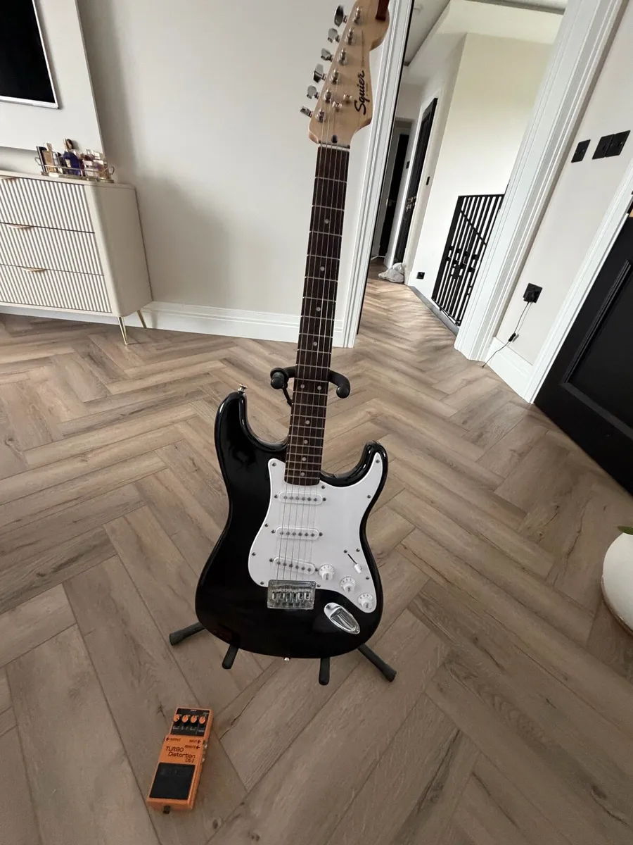 Guitar and pedal - Image 3