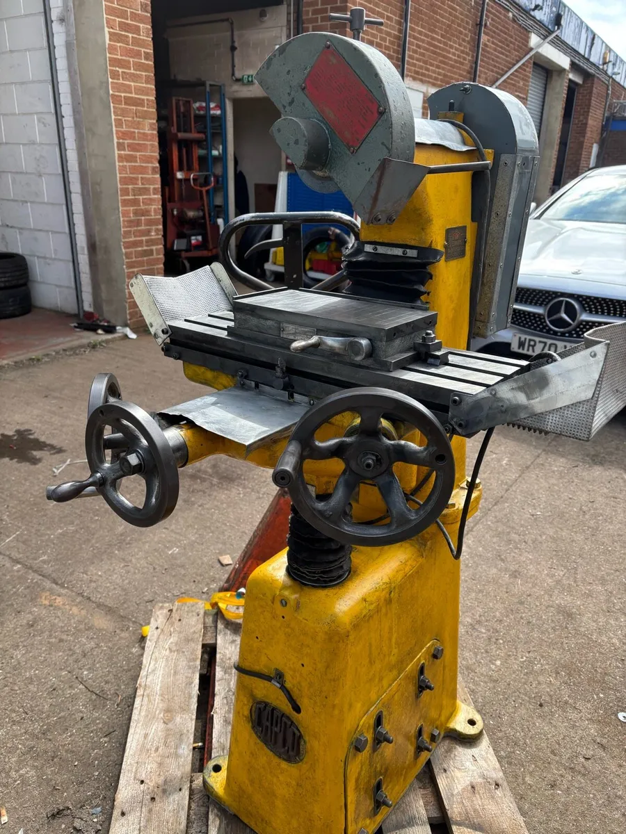 FJ EDWARDS. SURFACE GRUBDER. 240v - Image 1