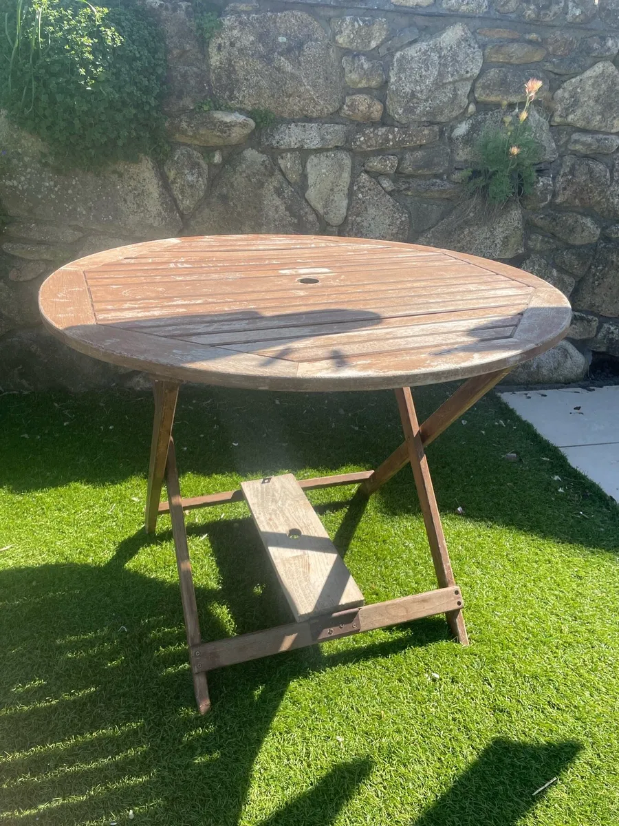 Outdoor round wooden table - Image 1
