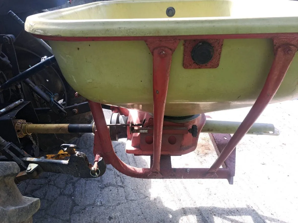 Cosmo 400 fertiliser spreader - Image 2
