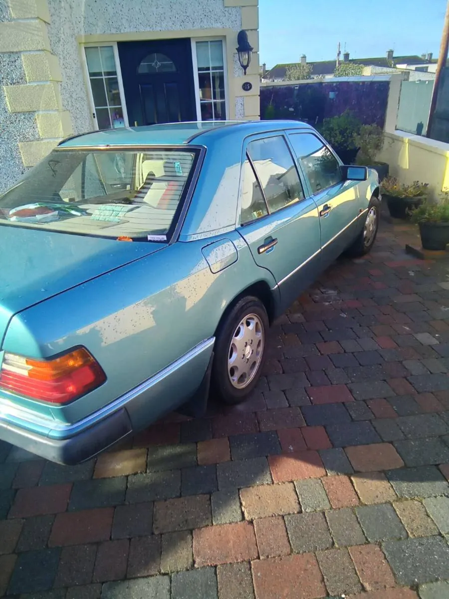 1992 230E Mercedes Benz - Image 3