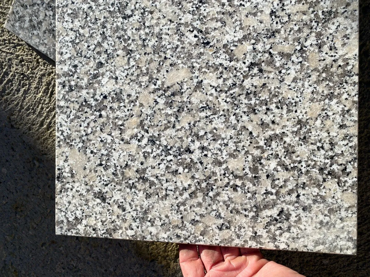 100 polished granite tiles - Image 1