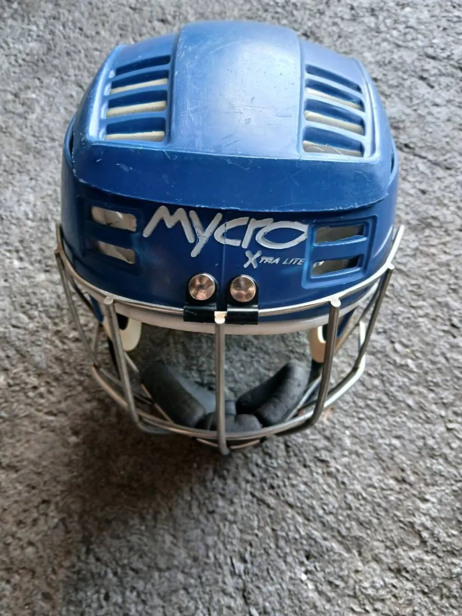 Hurling helmet - Image 1