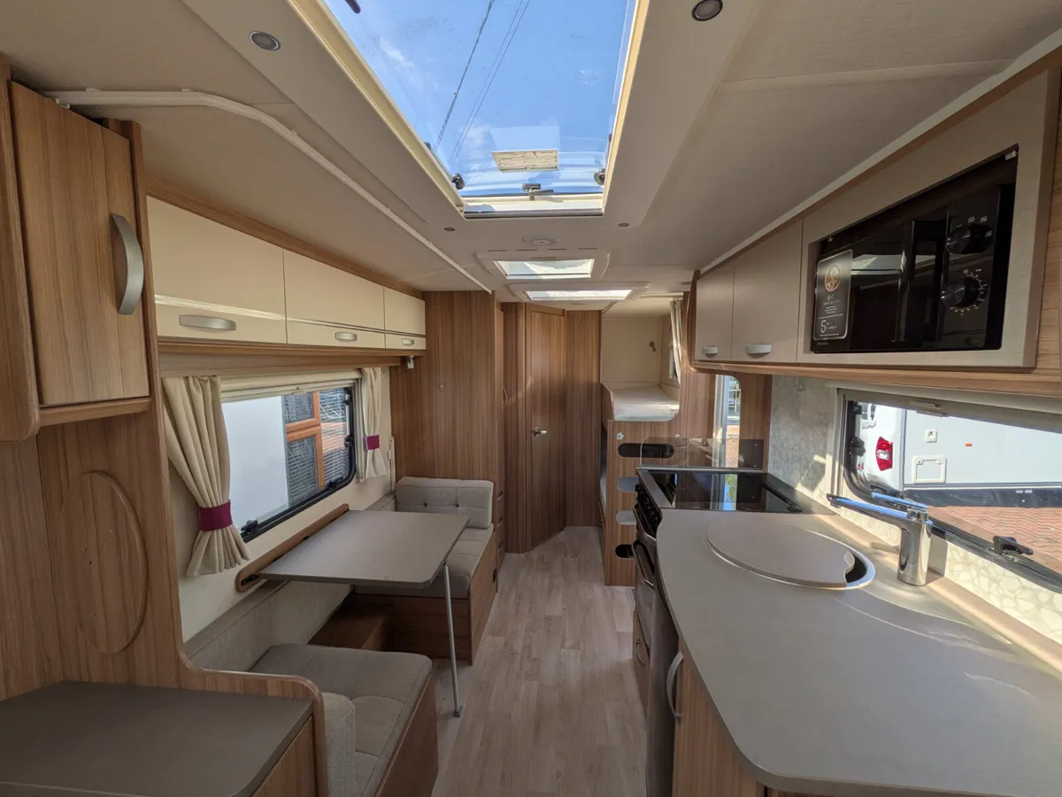2018 Lunar Quasar 586 – Premium 6 Berth - Image 4