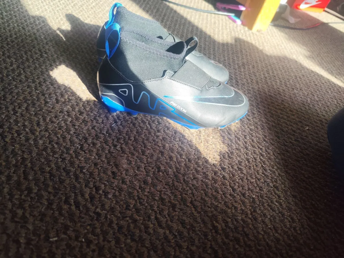 Football shoes - Image 1