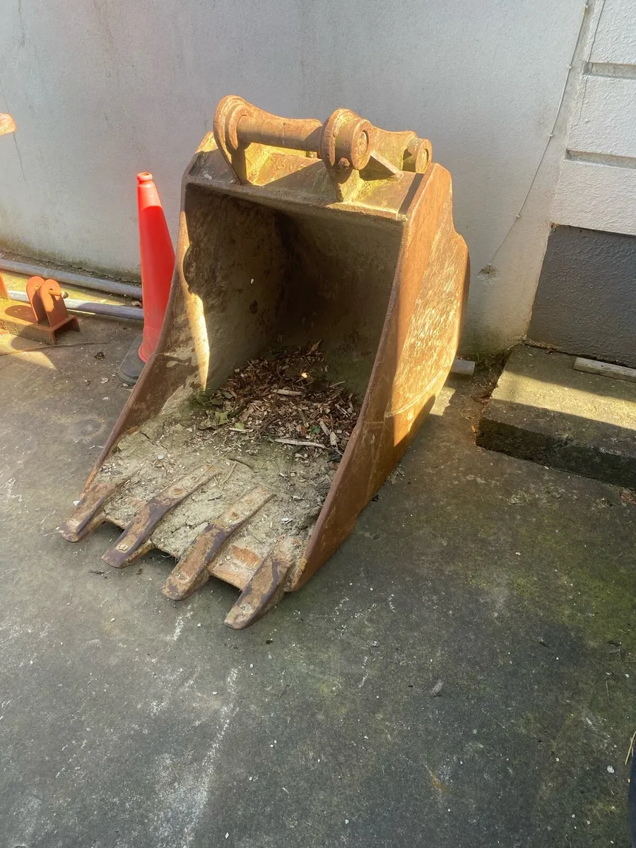 Digging bucket on 65mm pins - Image 1