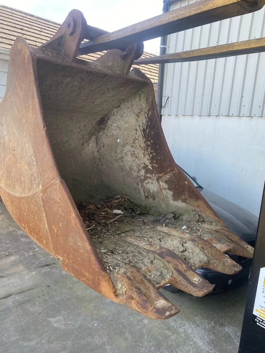 Digging bucket on 65mm pins - Image 2