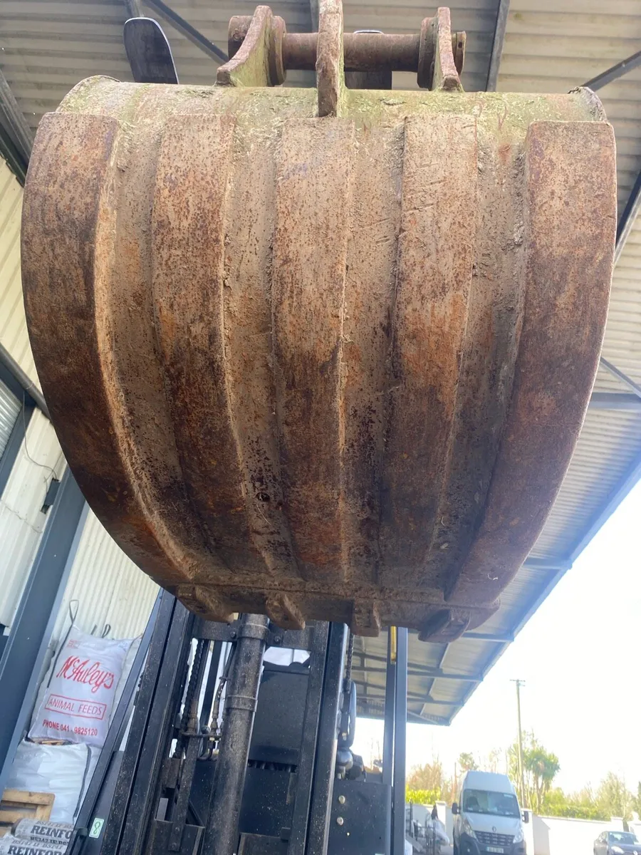 Digging bucket on 65mm pins - Image 4