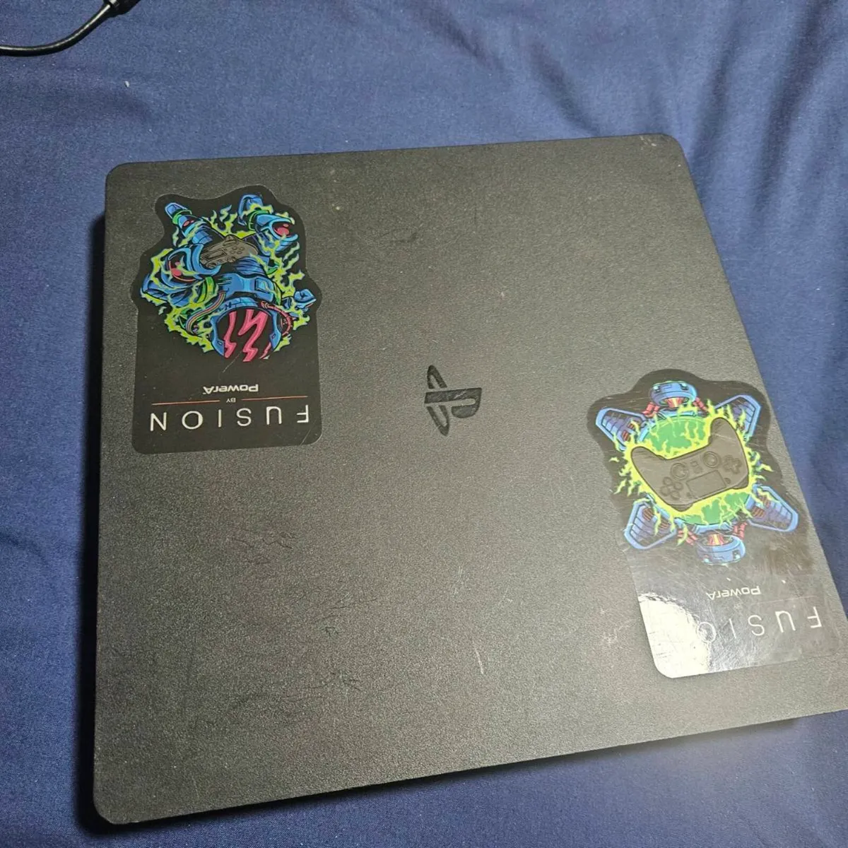 Playstation 4 with 2 controllers and 2 headsets - Image 2