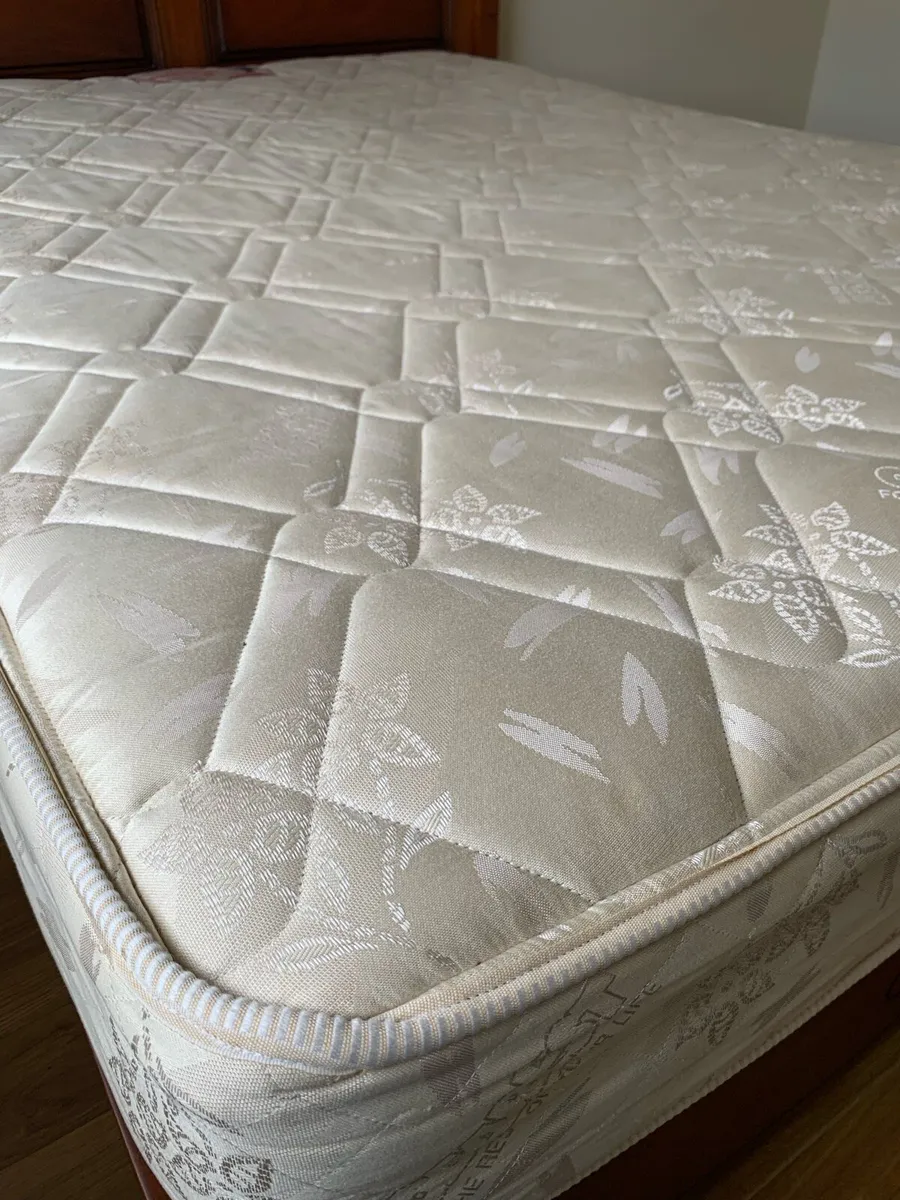 Queen size mattress - Image 1