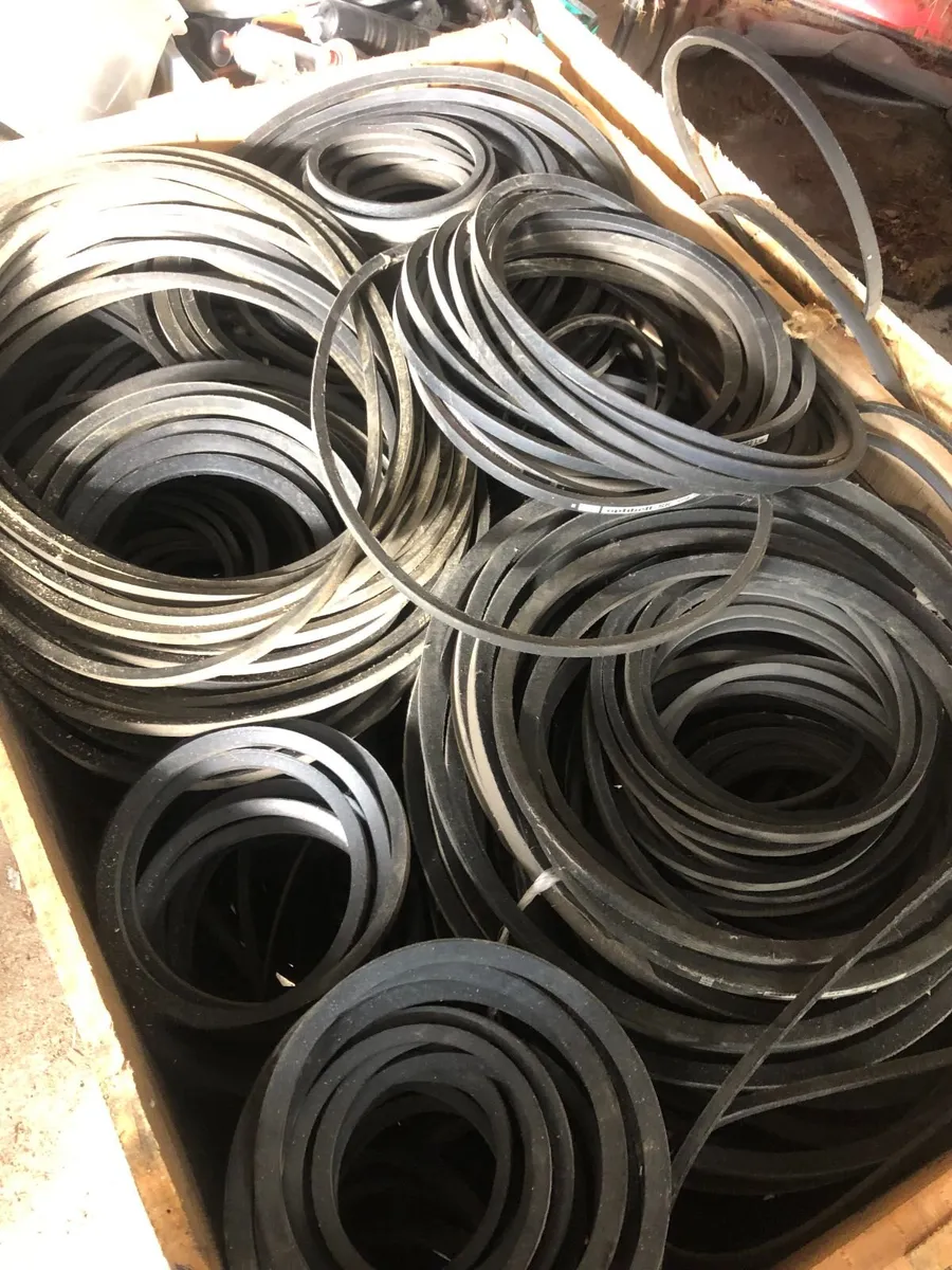 large selection of fan belts - Image 1