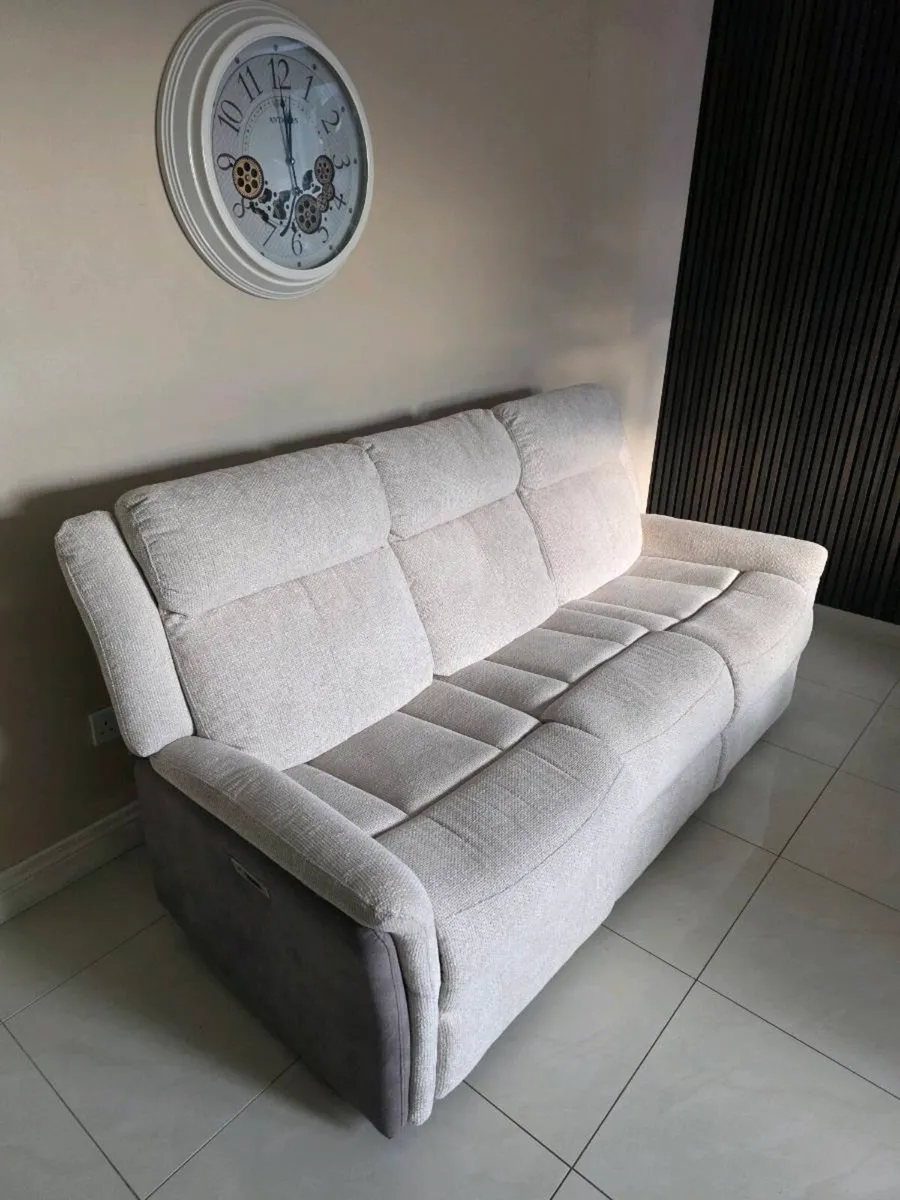 🟤3 SEATER ELECTRIC RECLINER 6 MONTHS OLD🟤 - Image 2