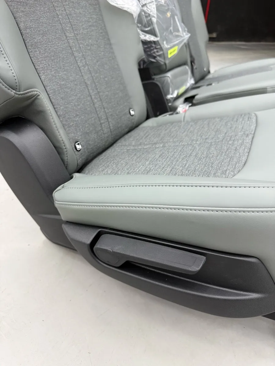 Brand new rear seats of a KIA Sorrento 2025 - Image 4