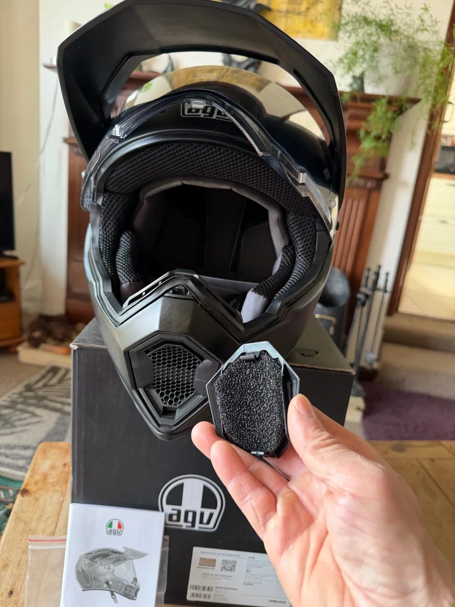 AGV AX9 carbon Helmet - Image 3